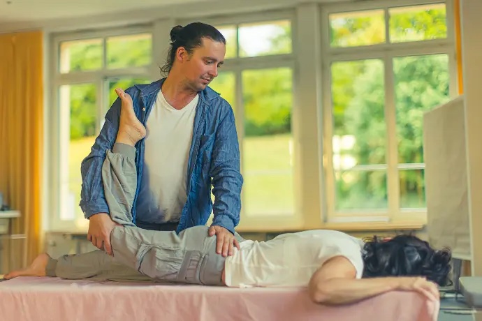 Manuelle Körpertherapie in Wetzikon – Beinmobilisation auf der Liege